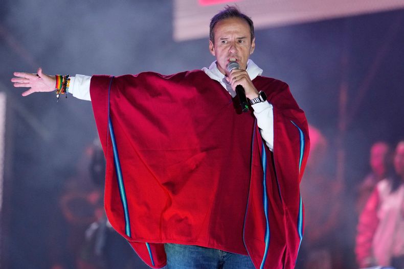 El candidato presidencial Jorge Tuto Quiroga se dirige a sus simpatizantes durante un mitin de cierre de campaña antes de la segunda vuelta electoral, el miércoles 15 de octubre de 2025, en La Paz, Bolivia. (AP Foto/Natacha Pisarenko)