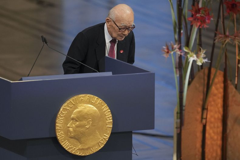 Terumi Tanaka, representante del grupo japonés que ganó el Premio Nobel de la Paz, en la ceremonia en Oslo, Noruega, el 10 de diciembre del 2024. (AP foto/Kin Cheung)