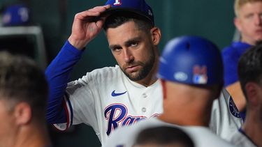 Nathan Eovaldi, abridor de los Rangers de Texas, se quita la gorra tras lanzar en el séptimo inning del juego del sábado 25 de julio de 2026 ante los Marineros de Seattle (AP Foto/LM Otero)