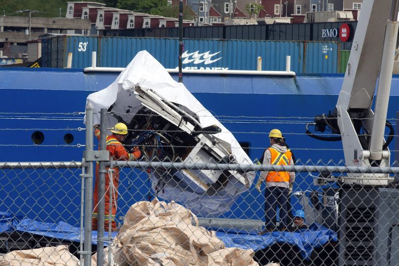 ARCHIVO - Restos del sumergible Titán recuperados del océano en el puerto de la Guardia Costera de Canadá en San Juan de Terranova, el miércoles 28 de junio de 2023. (Paul Daly/The Canadian Press via AP, Archivo)