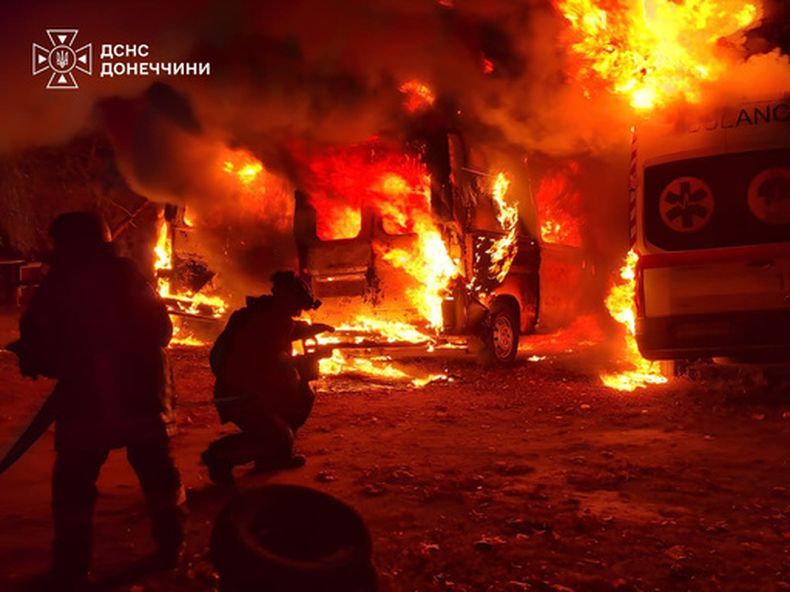 En esta imagen proporcionada por los Servicios Ucranianos de Emergencia el martes 6 de octubre de 2026, rescatistas extinguen un incendio en ambulancias tras un ataque ruso a un centro médico en Kramatorsk, Ucrania. (Servicios Ucranianos de Emergencia via AP)