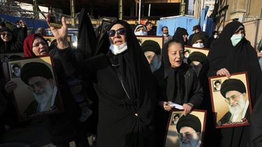 Iraníes radicales realizan protestas contra Francia