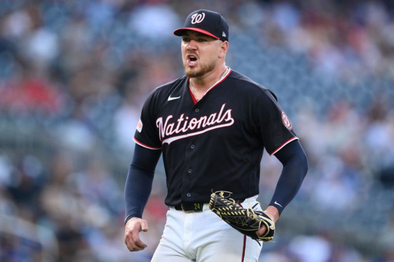 Cade Cavalli, pitcher de los Nacionales de Washington, reacciona en la parte alta del octavo inning del juego ante los Cachorros de Chicago, el jueves 13 de agosto de 2026 (AP Foto/Nick Wass)