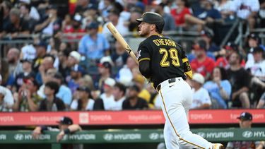 Ryan OHearn (29), de los Piratas de Pittsburgh, observa cómo su jonrón de tres carreras ante el lanzador abridor de los Bravos de Atlanta, Hurston Waldrep, supera la barda durante la tercera entrada de un partido de la MLB, el martes 7 de julio de 2026, en Pittsburgh. (Foto AP/Philip G. Pavely)