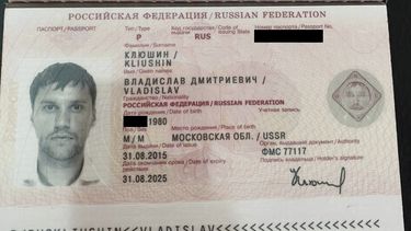 Esta imagen sin fecha proporcionada por la Oficina del Fiscal Federal muestra un pasaporte del ciudadano ruso Vladislav Klyushin, acusado de fraude bursátil en EEUU. (Fiscalía Federal vía AP)