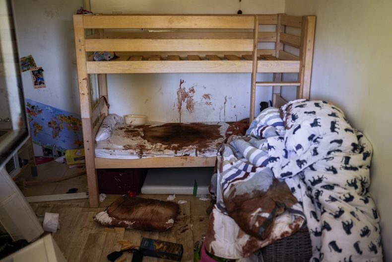 Manchas de sangre, en el cuarto de un niño luego de un masivo ataque insurgente de Hamás en el kibutz de Nir Oz, Israel, el 19 de octubre de 2023. Nir Oz es una de las más de 20 localidades y aldeas del sur de Israel que fueron asaltadas en el operativo de Hamás el 7 de octubre. El kibutz, en una pequeña colina próxima a la frontera con al Franja, se vio especialmente golpeado: alrededor de un centenar de sus 400 habitantes están muertos o desaparecidos. (AP Foto/Francisco Seco)