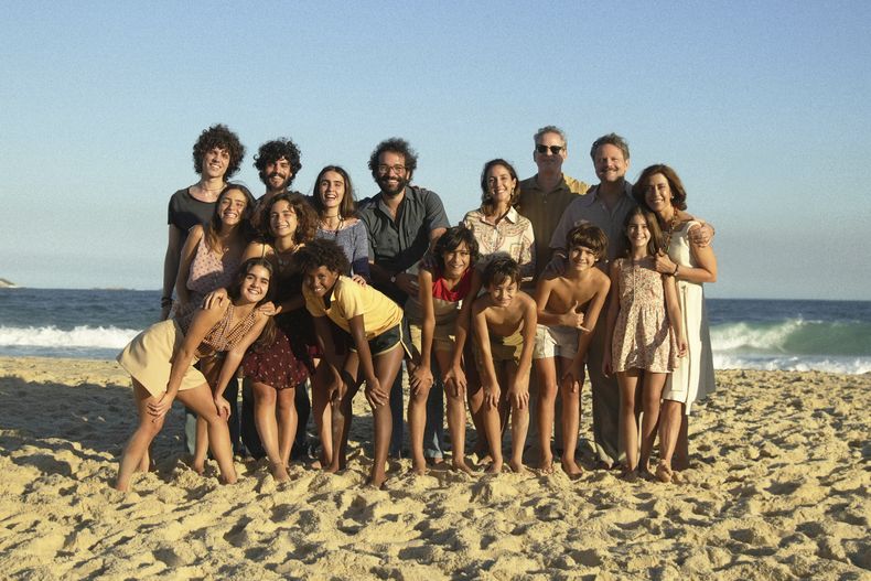 Esta imagen proporcionada por Sony Pictures Classics muestra a Fernanda Torres, a la derecha, con otros miembros del elenco, en una escena de Ainda Estou Aqui. (Sony Pictures Classic via AP)