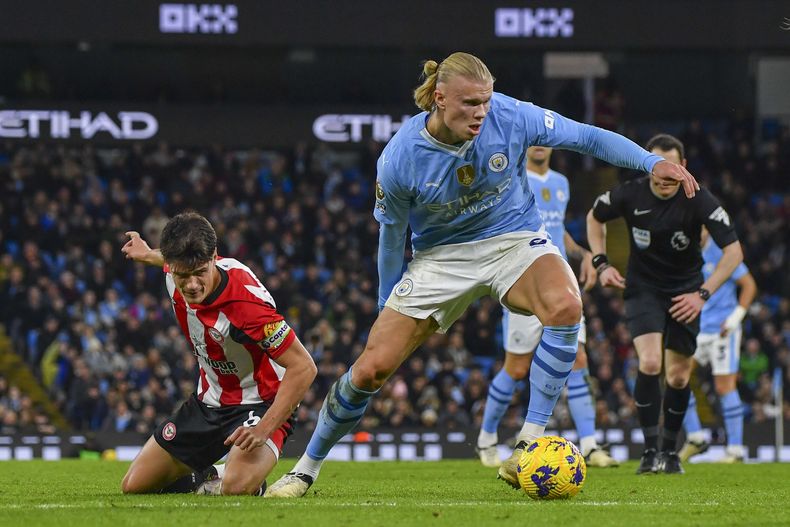Erling Haaland (derecha) del Manchester City pugna por el balón con Christian Norgaard de Brentford en el partido de la Liga Premier, el martes 20 de febrero de 2024, en Manchester. (AP Foto/Rui Vieira)