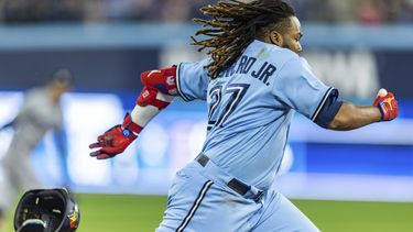 Vladimir Guerrero Jr., bateador designado de los Azulejos de Toronto, bateó rola para decisión del jugador de cuadro, que impulsó la carrera de Cavan Biggio en un error, durante la quinta entrada del juego de béisbol en contra de los Mellizos de Minnesota, en Toronto, el domingo 11 de junio de 2023. (Mathew Tsang/The Canadian Press vía AP)