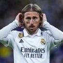 ARCHIVO - Luka Modric, del Real Madrid hace un gesto durante el partido contra Celta Vigo por La Liga española en el estadio Santiago Bernabeu, Madrid, 22 de abril de 2023. Modric sufrió una lesión en el muslo izquierdo que pone en duda su participación en la final de la Copa del Rey y las semifinales de la Liga de Campeones contra Manchester City, informó el club el viernes 28 de abril de 2023. (AP Foto/Manu Fernandez, File)