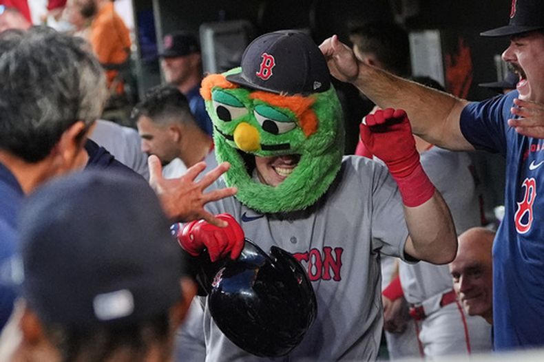 El receptor de los Medias Rojas de Boston, Adley Rutschman (al centro), celebra con sus compañeros tras conectar un cuadrangular durante la primera entrada de un partido de béisbol contra los Orioles de Baltimore, el jueves 3 de septiembre de 2026, en Baltimore. (Foto AP/Stephanie Scarbrough)