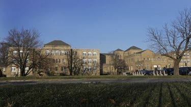 ARCHIVO - Esta fotografía muestra el campus del Centro Psiquiátrico Creedmoor, en Queens, Nueva York, el 4 de enero de 2013. La ciudad de Nueva York abrirá un albergue para hasta 1.000 migrantes en el estacionamiento del hospital psiquiátrico estatal mientras miles de migrantes siguen llegando a la ciudad cada semana. (AP Foto/Frank Franklin, Archivo)