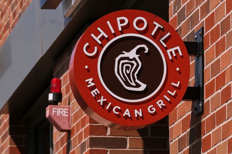 ARCHIVO – El logotipo de Chipotle en una sucursal, el 13 de agosto de 2025, en Newton, Massachusetts. (AP Foto/Charles Krupa, Archivo)