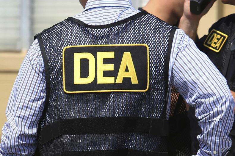 ARCHIVO - Agentes de la Administración de Control de Drogas de Estados Unidos (DEA, por sus siglas en inglés) durante un operativo el 13 de junio de 2016, en Florida. (Joe Burbank/Orlando Sentinel vía AP, Archivo)