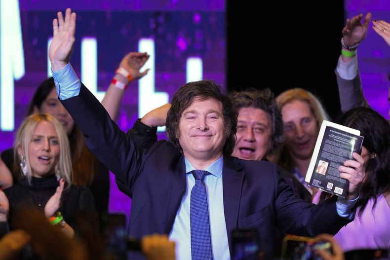Javier Milei, candidato presidencial de La Libertad Avanza, saluda en su sede de campaña después del cierre de las urnas en las elecciones generales en Buenos Aires, Argentina, el domingo 22 de octubre de 2023. (AP Foto/Natacha Pisarenko)
