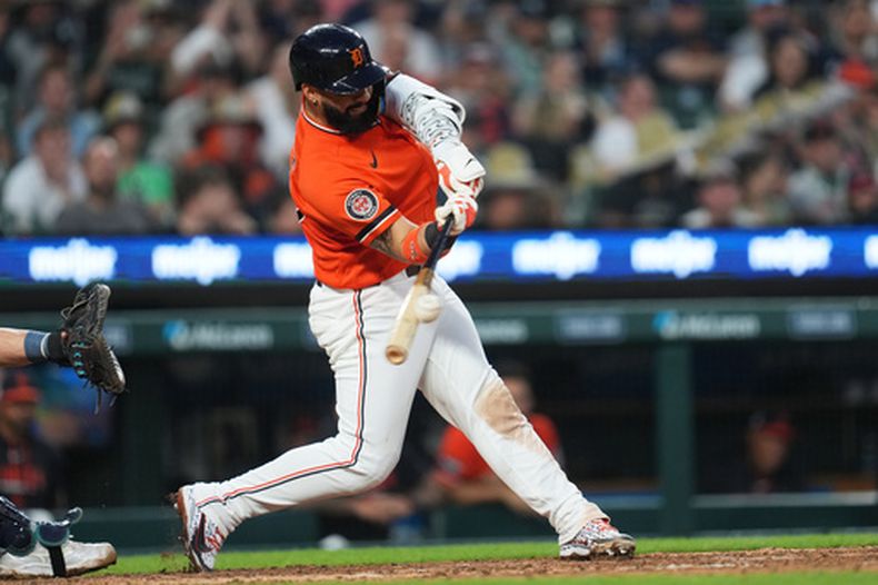 Gleyber Torres, de los Tigres de Detroit, batea un jonrón de dos carreras contra los Marineros de Seattle durante la séptima entrada del juego de béisbol de Grandes Ligas, el viernes 5 de junio de 2026, en Detroit. (AP Foto/Paul Sancya)