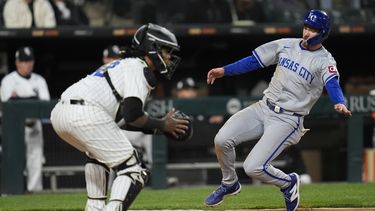 Nick Loftin, derecha, de los Reales de Kansas City, se barre en el plato para anotar carrera con sencillo de Kyle Isbel mientras el receptor Martín Maldonado, de Medias Blancas de Chciago, espera la pelota, durante la quinta entrada del juego de béisbol, el lunes 15 de abril de 2024, en Chicago. (AP Foto/Erin Hooley)