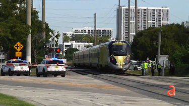 vuelve a suceder: el tren brighline destroza un auto en el area de miami