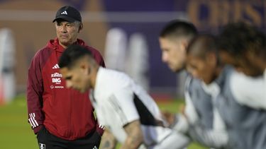 El técnico de Perú Juan Reynoso (izquierda) dirige un entrenamiento previo a las eliminatorias del Mundial, el lunes 9 de octubre de 2023, en Lima. Perú enfrentará a Chile el jueves. (AP Foto/Martín Mejía)