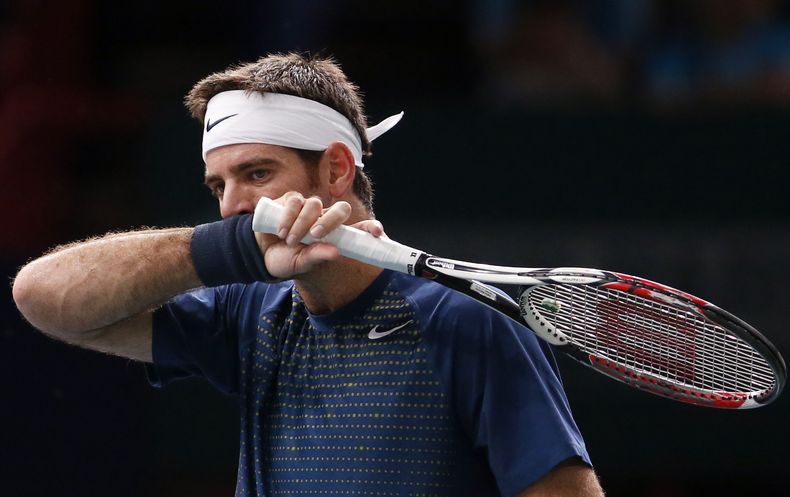 El argentino Juan Mart&iacute;n del Potro se seca el sudor en un partido contra Roger Federer en el Masters de Par&iacute;s el viernes, 1 de noviembre de 2013. (AP Photo/Francois Mori)