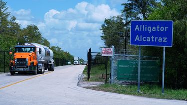 ARCHIVO – Camiones entran y salen del centro de detención de inmigrantes conocido como “Alcatraz de los caimanes” en los Everglades de Florida, el jueves 28 de agosto de 2025, en el condado de Collier, Florida. (AP Foto/Rebecca Blackwell, Archivo)