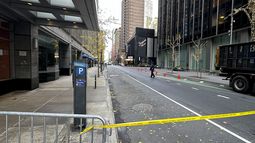 El hotel de Manhattan donde ocurrió el tiroteo el 4 de diciembre del 2024. (AP foto/Joe Frederick)