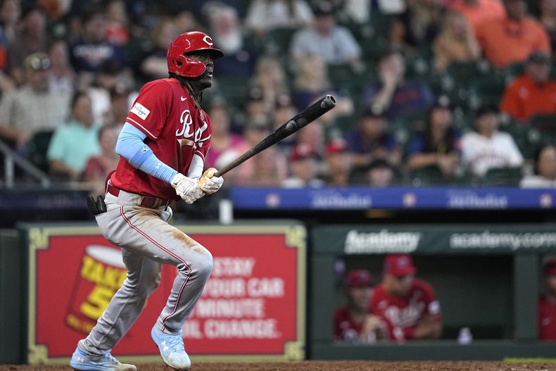 Elly De La Cruz de los Rojos de Cincinnati remolca una carrera en el décimo inning ante los Astros de Houston, el domingo 18 de julio de 2023, en Houston. (AP Foto/David J. Phillip)