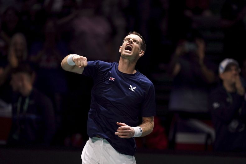 El británico Andy Murray celebra tras vencer al suizo Leandro Riedi en la fase de grupos de la fase de grupos de la Copa Davis, el viernes 15 de septiembre de 2023, en Manchester. (Martin Rickett/PA vía AP)