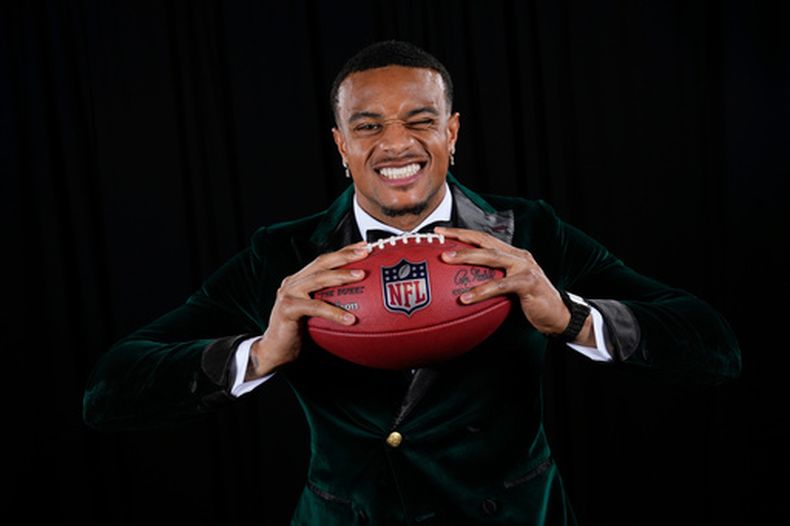 ARCHIVO - Foto del 6 de febrero del 2025, Patric, Surtain II de los Broncos de Denver, Jugador Defensivo del Año 2025, posa tras ganar el premio en el NFL Honors.. (AP Foto/Matt York, Archivo)