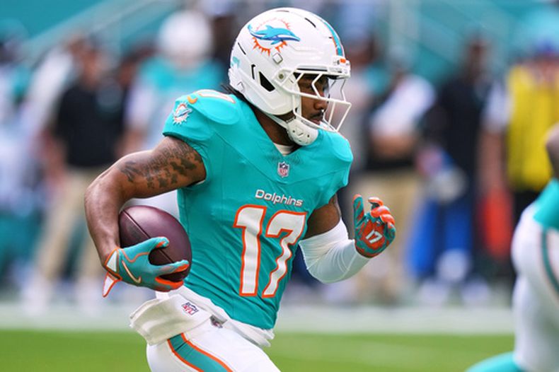 ARCHIVO - El receptor abierto de los Dolphins de Miami, Jaylen Waddle (17), corre durante la primera mitad de un juego de fútbol americano de la NFL contra los Buccaneers de Tampa Bay, el 28 de diciembre de 2025, en Miami Gardens, Florida. (Foto AP/Lynne Sladky, Archivo)