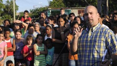 El espía Gerardo Hernández en un acto de los CDR en su barrio natal.