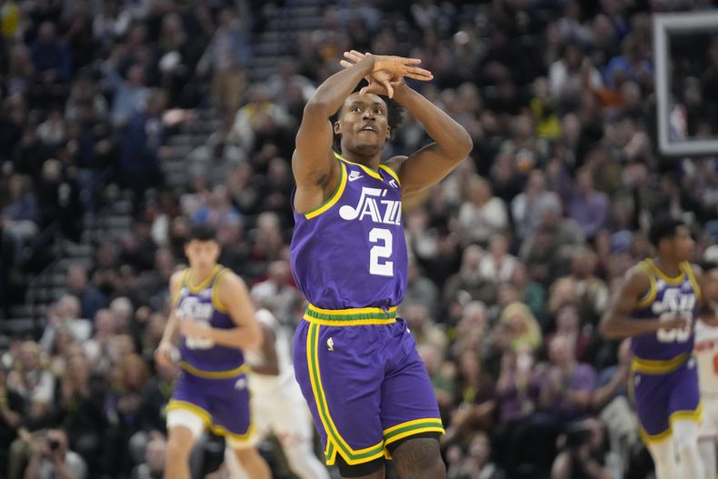 Collin Sexton, base del Jazz de Utah, festeja luego de encestar ante los Knicks de Nueva York durante el encuentro del miércoles 13 de diciembre de 2023 (AP Foto/Rick Bowmer)