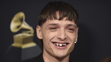 Peso Pluma llega a la gala previa a los Grammy el sábado 3 de febrero de 2024, en el Hotel Beverly Hilton en Beverly Hills, California. Tras semanas de controversia, Peso Pluma canceló su participación en el Festival Internacional de la Canción de Viña del Mar argumentando motivos personales, informaron los organizadores del festival el viernes 23 de febrero de 2024. (Foto Richard Shotwell/Invision/AP)