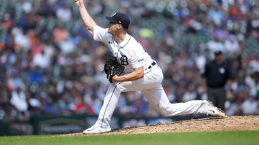 Matt Manning, de los Tigres de Detroit, lanza en la séptima entrada del partido ante los Azulejos de Toronto, el sábado 8 de julio de 2023, en Detroit. (AP Foto/Paul Sancya)