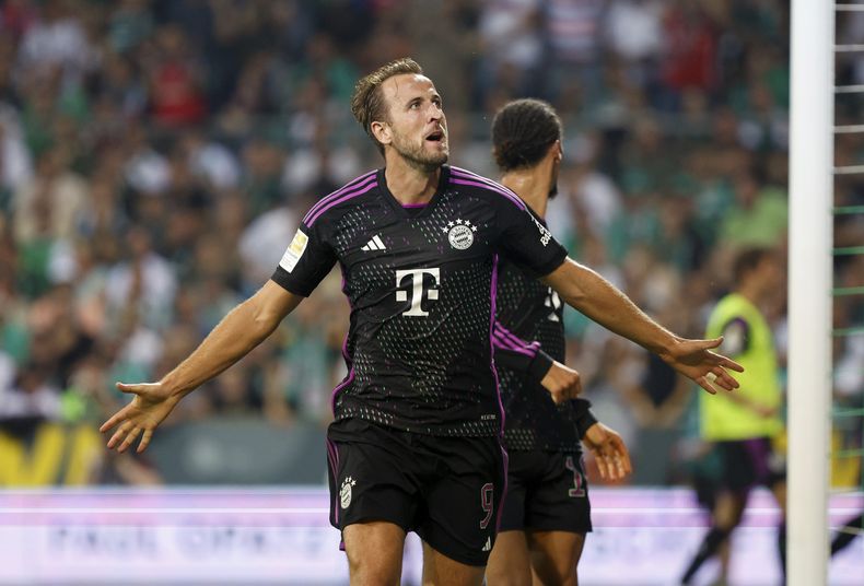 Harry Kane del Bayern Munich celebra tras anotar en el encuentro de al Bundesliga ante el Werder Bremen el viernes 18 de agosto del 2023. (Axel Heimkendpa via AP)