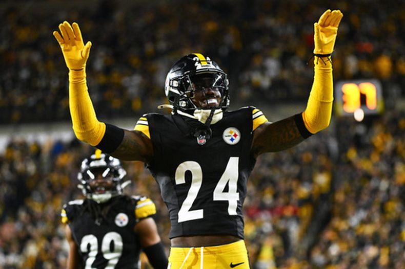 ARCHIVO - El esquinero de los Steelers de Pittsburgh, Joey Porter Jr., reacciona tras una parada defensiva durante la segunda mitad de un partido de fútbol americano de comodines de los playoffs de la NFL contra los Texans de Houston, el 12 de enero de 2026, en Pittsburgh. (Foto AP/Justin Berl, Archivo)
