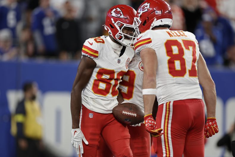 Tyquan Thornton (80), receptor de los Chiefs de Kansas City, es felicitado por su compañero de equipo, el ala cerrada Travis Kelce después de atrapar un pase durante la segunda mitad del partido de la NFL contra los Giants de Nueva York, el domingo 21 de septiembre de 2025, en East Rutherford, Nueva Jersey. (AP Foto/Adam Hunger)