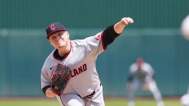 El lanzador de los Guardianes de Cleveland, Parker Messick, realiza un lanzamiento durante la primera entrada de un partido de béisbol contra los Atléticos, el domingo 3 de mayo de 2026, en West Sacramento, California. (AP Foto/Alan Greth)