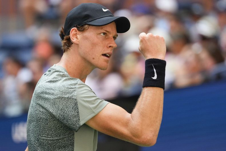 Jannik Sinner reacciona tras anotarse un punto ante Mackenzie McDonald en la primera ronda del Abierto de Estados Unidos, el martes 27 de agosto de 2024, en Nueva York. (AP Foto/Kirsty Wigglesworth)