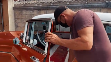 chapista cubano residente en villa clara reproduce piezas originales de chevrolet y se las piden de todo el mundo
