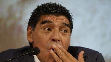 americateve | El ex futbolista argentino Diego Maradona gesticula en una conferencia de prensa el jueves, 17 de octubre de 2013, en Mil&aacute;n. (AP Photo/Luca Bruno)