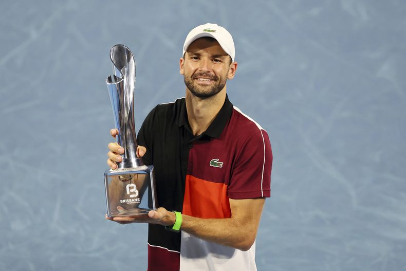 El búlgaro Grigor Dimitrov posa con el trofeo tras ganar su encuentro ante el danés Holger Rune en la final del Abierto de Brisbane el domingo 7 de enero del 2024. (AP Foto/Tertius Pickard)