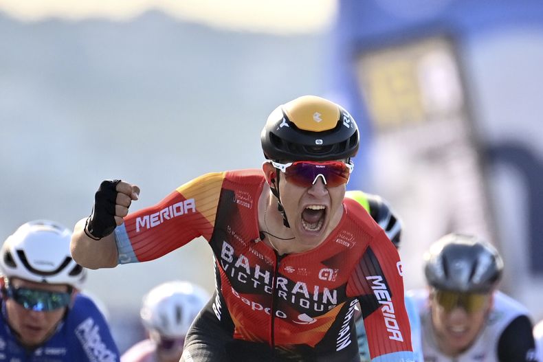 Jonathan Milan festeja tras ganar la segunda etapa del Giro de Italia en San Salvo, el domingo 7 de mayo de 2023. (Massimo Paolone/LaPresse vía AP)