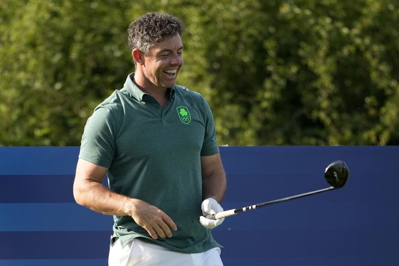 El irlandés Rory McIlroy sonríe durante una ronda de práctica previo al torneo de golf de los Juegos Olímpicos de París, el martes 30 de julio de 2024, en Saint-Quentin-en-Yvelines, Francia. (AP Foto/Matt York)