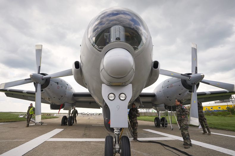Un avión que participa en maniobras militares de la OTAN en la Base Aérea Mihail Kogalniceanu cerca de Constanta, Rumania, el 9 de abril del 2025. (AP foto/Nicolae Dumitrache)