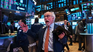 wall street abre la semana con otra fuerte caida ante expectativas de una recesion en los eeuu
