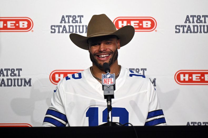 El quarterback de Dallas, Dak Prescott, habla en una conferencia de prensa tras un partido de fútbol americano de la NFL contra los Commanders de Washington, en Arlington, Texas, el domingo 20 de septiembre de 2026. (Foto AP/Jessica Tobias)