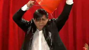 americateve | El "Ice Bucket Challenge" (desafío del balde de agua helada, en español), se ha vuelto viral en Estados Unidos y en el mundo, durante las últimas semanas. Este desafío fue ideado con la intención de crear conciencia y recaudar fondos para la luc