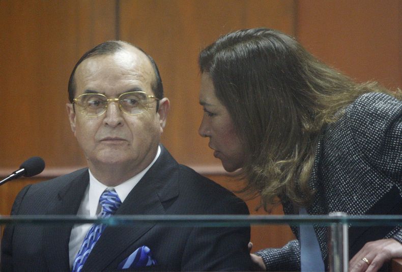 ARCHIVO - En esta foto de archivo del 30 de junio de 2008, Vladimiro Montesinos escucha a su abogada Estela Valdivia mientras testifica en el juicio del expresidente peruano Alberto Fujimori en Lima, Perú. La justicia peruana condenó el 16 de junio de 2023 al ex jefe de espionaje de Fujimori a 23 años de prisión por ser el autor intelectual del asesinato y desmembramiento hace 26 años de una agente de inteligencia tras descubrir que filtró información a la prensa. (Foto AP/Martín Mejía, Archivo)