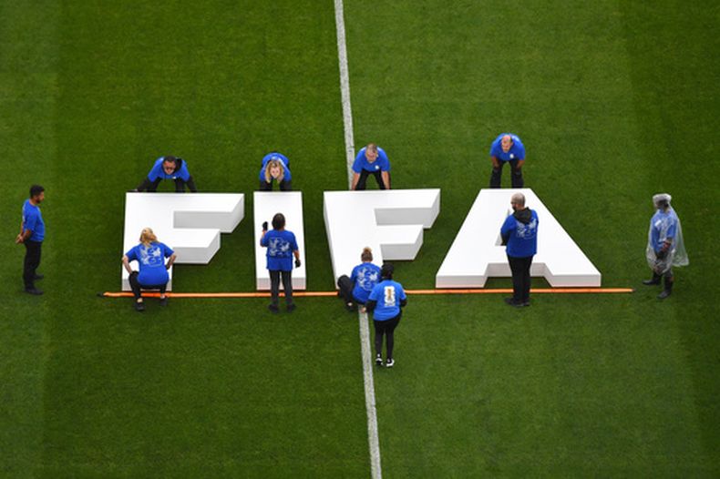 El logo de la FIFA es desplegado previo al partido entre Inglaterra y Ghana en la fase de grupos del Mundial, el martes 23 de junio de 2026, en Foxborough, Massachusetts. (AP Foto/Steven Senne)